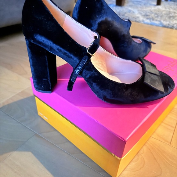💖🖤KATE SPADE Black Velvet Heels with Berie Bow🖤💖 - Picture 3 of 5